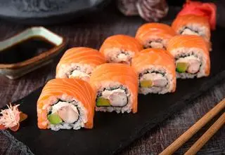 Dwoje zmarłych, 41 zatrutych. Służby badają "specjalne rolki" sushi