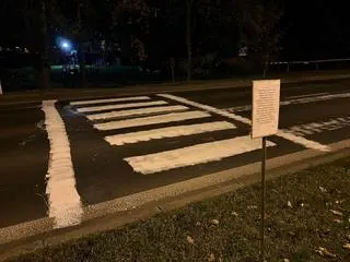 
Mieszkańcy od lat bezskutecznie prosili o wyznaczenia przejścia. Namalowali je sami
