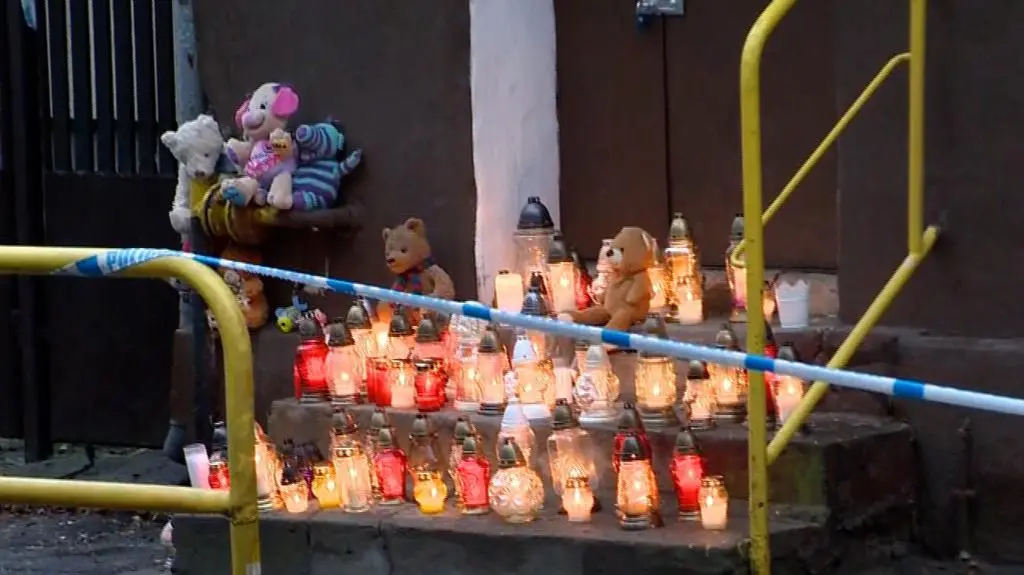 Znicze przed kamienicą w Inowrocławiu