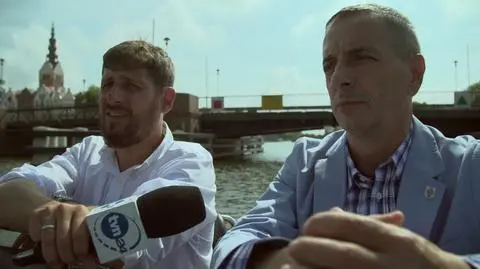 Huczne otwarcie i polityczny spór. Kto kogo wpuszcza "w kanał"?