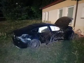 Samochód zjechał z drogi i uderzył w świetlicę wiejską. Policja szuka kierowcy