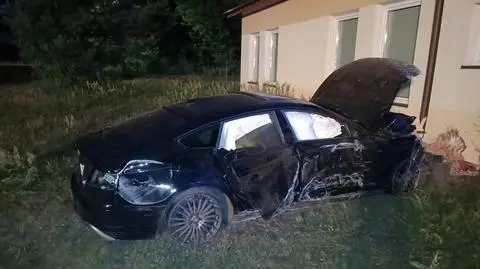 Samochód zjechał z drogi i uderzył w świetlicę wiejską. Policja szuka kierowcy