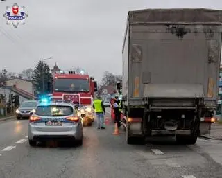 Kierowca ciężarówki cofał na zatoczce autobusowej
