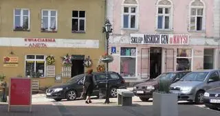 Górowo Iławeckie. Za Kwiaciarnią Aneta i Sklepem Niskich Cen U Krysi - zaorane pole i pastwisko