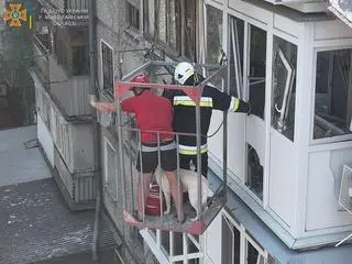 Labrador pozostał w mieszkaniu zbombardowanego budynku 