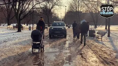 Samochodem przez Park Bródnowski. Wśród pieszych, wózków i dzieci