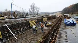 Wkrótce szalunek wiaduktu dotrze do muru oporowego przystanku PKM Brętowo (z prawej)