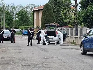 Ciało kobiety znaleziono na kanapie, jej córki - w łóżku w sypialni