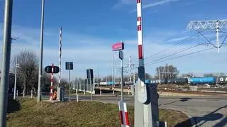 Niebezpieczna sytuacja na przejeździe kolejowym w Kutnie
