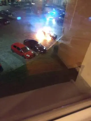 Pożar samochodu na parkingu komisariatu policji we Wrocławiu