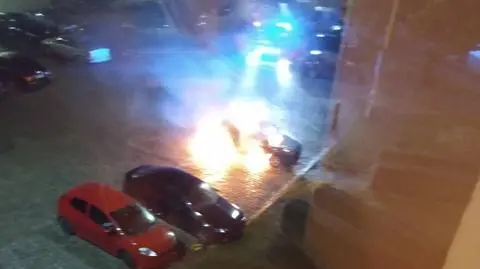 Pożar samochodu na parkingu komisariatu policji we Wrocławiu