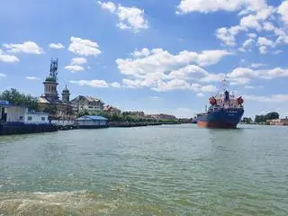 Kilkaset statków z ukraińskim zbożem czeka na wpłynięcie do Dunaju