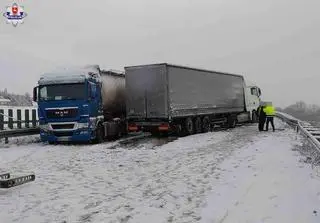 W miejscowości Piaski Wielkie (powiat świdnicki) kierowca ciężarówki nie dostosował prędkości do warunków panujących na drodze