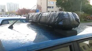 Kogut jest zasłonięty czarną folią