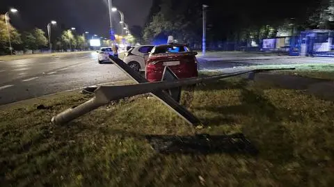 Kraksa przy wjeździe na lotnisko. Dwa rozbite auta, przewrócona latarnia 
