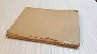 Przez 69 lat książka była obłożona w ten sam szary papier
