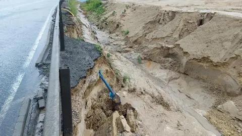 Po ulewie osunęła się skarpa na S5, kilka dni dużych utrudnień dla kierowców