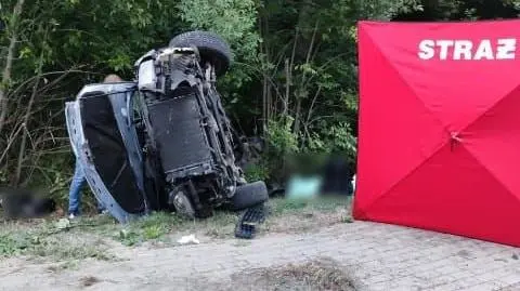 Autokar uderzył w auto osobowe, nie żyją dwie osoby