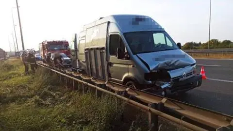 Zderzenie porsche i samochodu przewożącego konie. Utrudnienia na A2
