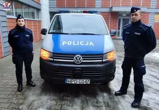Mundurowi wbiegli do płonącego budynku 