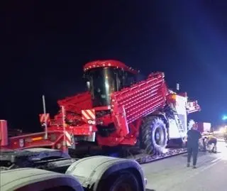 Paliła się laweta z kombajnem do buraków. 10 godzin utrudnień na S8