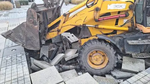 Operator koparki chciał pojechać na skróty i wylądował w fontannie