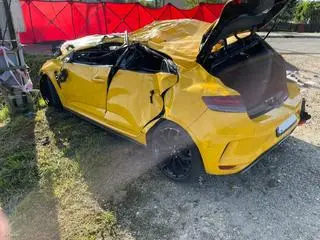 Sportowe renault roztrzaskało się w miejscowości Harmęże koło Oświęcimia