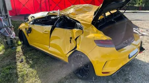 Sportowe renault roztrzaskało się w miejscowości Harmęże koło Oświęcimia