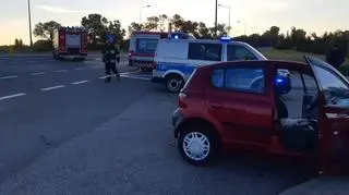Pasażerka toyoty, która podróżowała na tylnym siedzeniu wypadła z auta