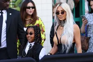 Kim Kardashian z córką North West na tegorocznym Paris Fashion Week