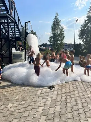 Zabawa w pianie skończyła się w szpitalu dla niektórych dzieci