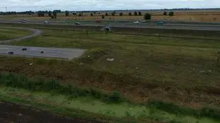 Droga kończy się na środku pola