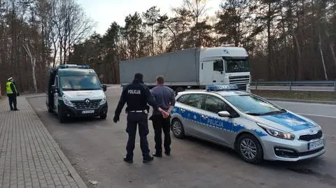 Kierowcą wyciągnęli z kabiny policjanci