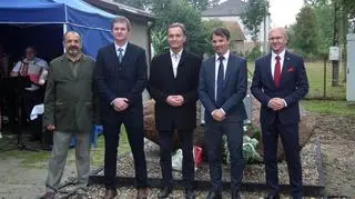 W uroczystym odsłonięciu pomnika wziął udział zastępca ambasadora Szwajcarii Matthias Dettling (drugi z prawej) 