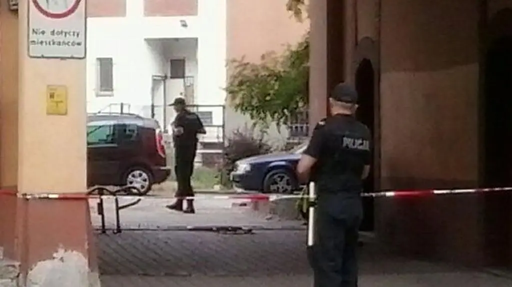 Policja zamknęła dostęp do podwórza