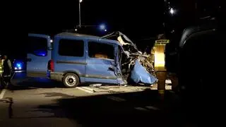 Zderzyły się ciężarówka i bus przewożący 10 osób.