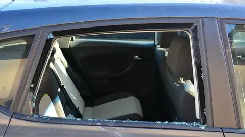 W jednym szyba wybita płytą chodnikową, w innych urwane lusterka. Wandal niszczył samochody na osiedlu