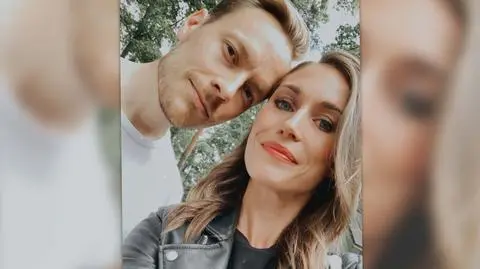 Skórzana kurtka, buciory, obszarpane dżinsowe szorty. Premier ma wakacje