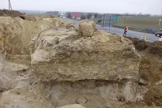 Odkopany fundament pomnika