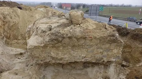 Na budowie drogi odkopali fundament pomnika i kapsułę czasu. "Odnalezienie skarbu"