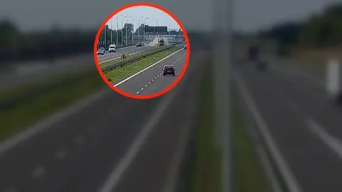 Auto zatrzymuje się na środkowym pasie. Wtedy z impetem wjeżdża w nie ciężarówka. Nagranie
