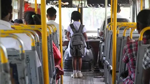 Szkolny autobus, uczniowie. Zdjęcie poglądowe