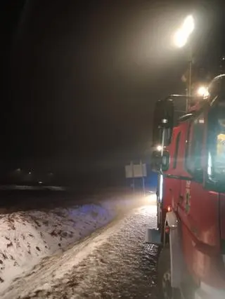 Strażacy oświetlili i zabezpieczyli teren 