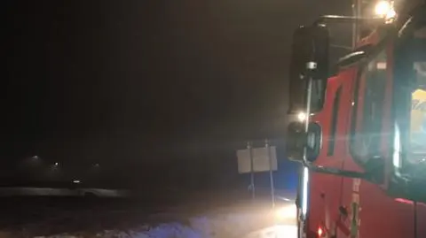 Strażacy oświetlili i zabezpieczyli teren 