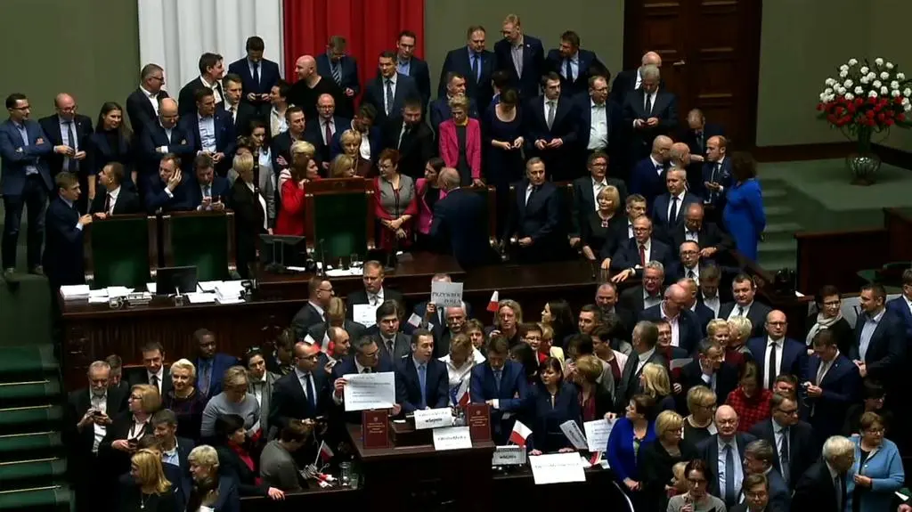 "Jedyna dzisiaj opcja jest taka, że marszałek Kuchciński wezwie straż marszałkowską"