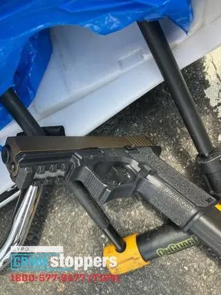 Policjanci zabezpieczyli skuter i pistolet podejrzanego