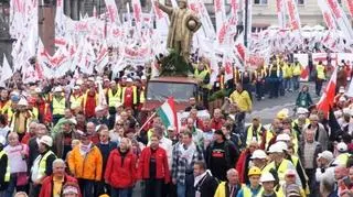 Pomnik premiera Donalda Tuska "maszerował" ze związkowcami w Warszawie