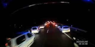 Palił się samochód. Kierowcy utworzyli korytarz życia dla strażaków