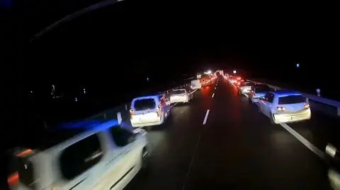 Palił się samochód. Kierowcy utworzyli korytarz życia dla strażaków