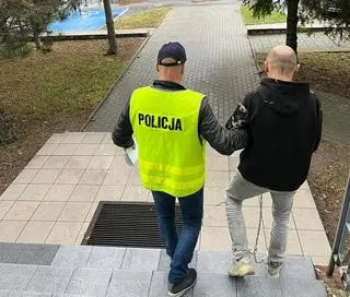 Mężczyźni napadli na pracownika cukierni, kradnąc wypieki. Zostali zatrzymani